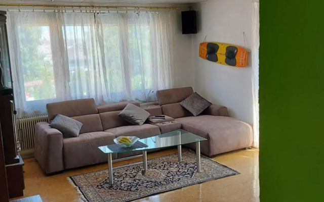 Quiet apartment close to town