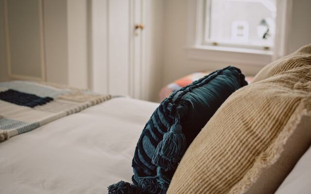 Hill Road Manor Bed & Breakfast