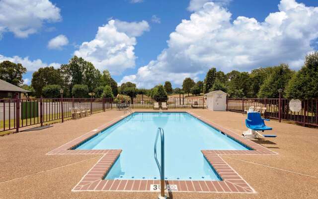 Days Inn by Wyndham Savannah