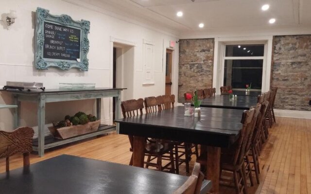 Holiday Country Manor