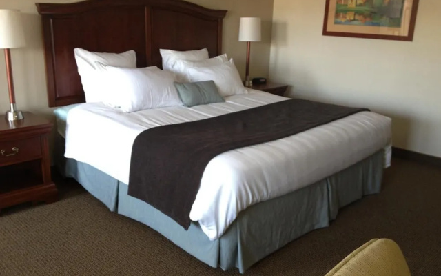 Holiday Hill Inn & Suites