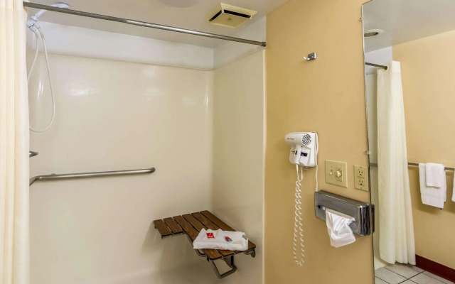 Econo Lodge East