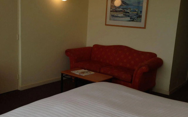 Lakes Hotel