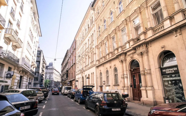 Very stylish and fresh studio home in the center