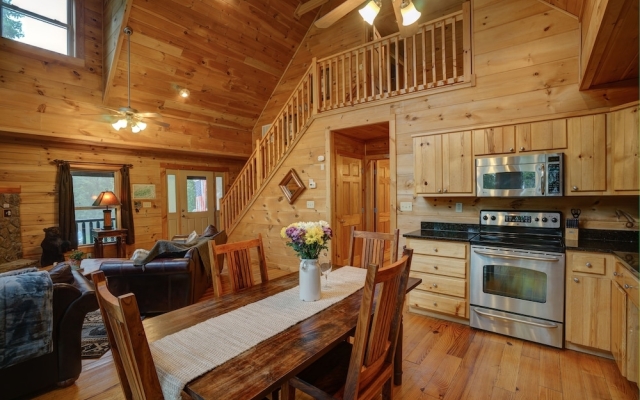 Tree Top Getaway Log House with Views | NFL Sunday Ticket Included
