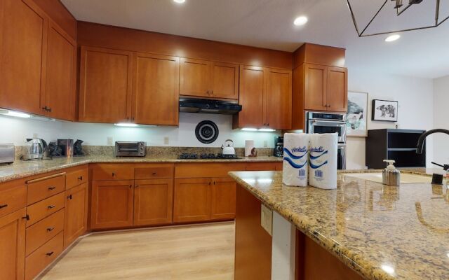 Timbers 6 Updated and Pet-Friendly, Private Jacuzzi, Private Garage by RedAwning