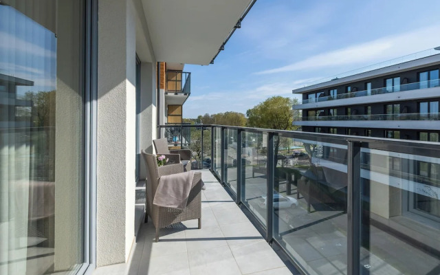 Apartment With Parking by Renters