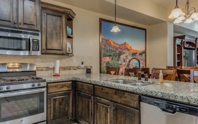 Desert Canyon Paradise 4 Bedroom Apts by Redawning