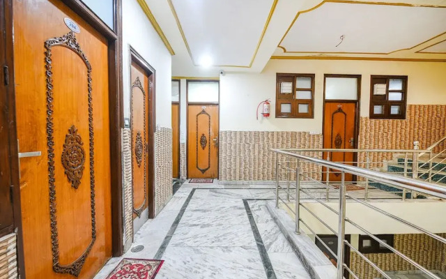 Fabhotel Royal Inn