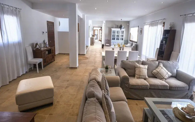 Spacious Villa With Games Area