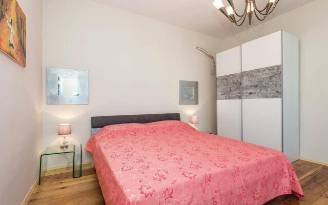 Amazing Home in Icici With Wifi and 5 Bedrooms