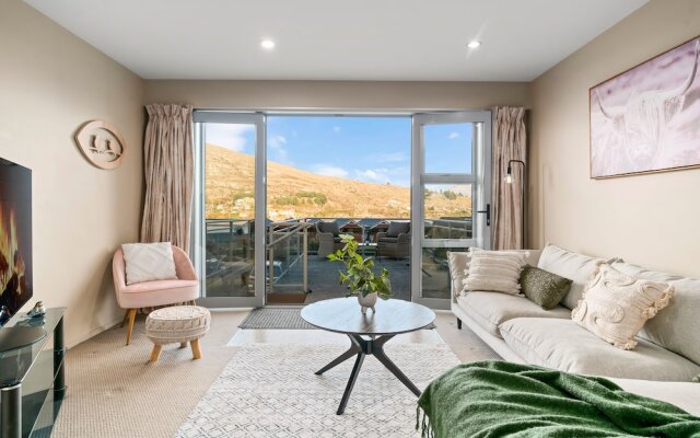 2-Bedroom Remarkables Apartment