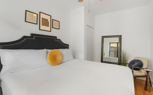 Homey 2BR Apartment in Boystown