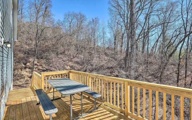 Charming Retreat w/ Mtn Views: Walkable Location!