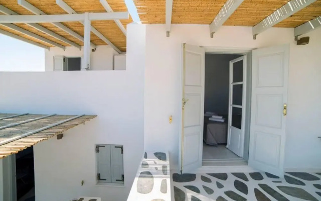 Deep Blue Villa With 4 Bedrooms in Paros
