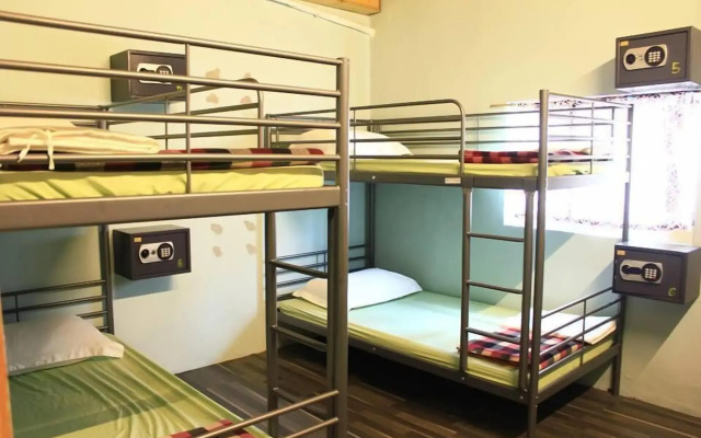 Lia Backpacker Youth Hostel
