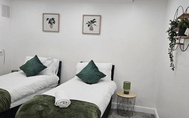 Charming 3-bed House in Staines