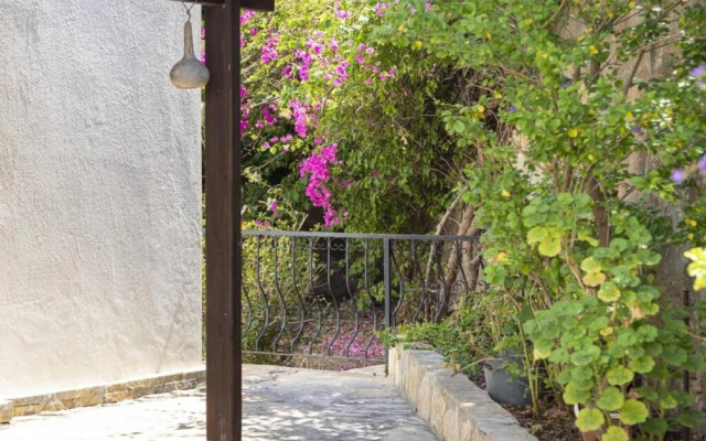 2 BR House With Garden in the Heart of Yalikavak