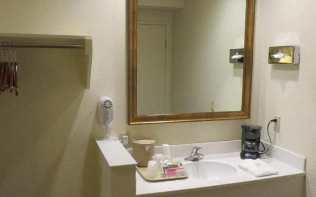 Anaheim Desert Inn and Suites