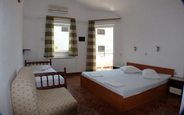 Hotel Hilde Yellow House