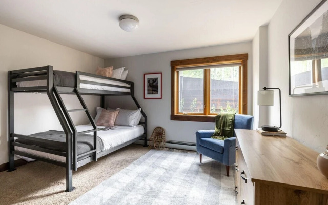 Dillon - Private Mountain Home w Hot Tub w Views & Shuffleboard!