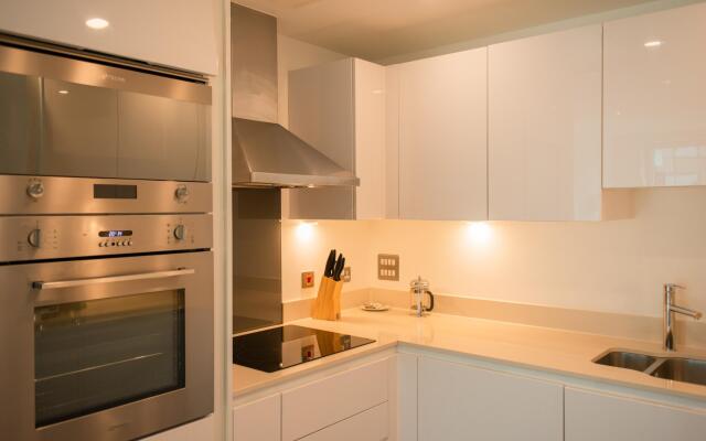 One Bed Apt in Lincoln Plaza, Canary Wharf