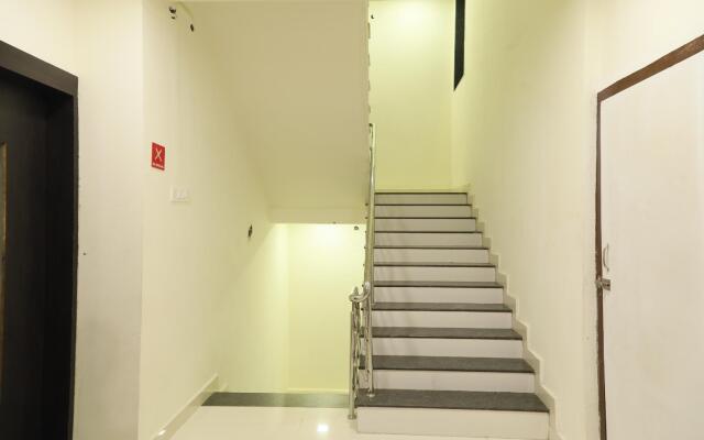 OYO 28069 Hotel Leo Star