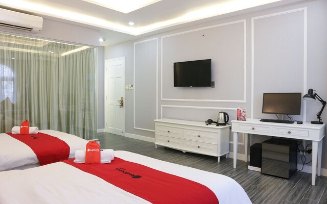 RedDoorz Premium @ Nguyen Thai Son Street
