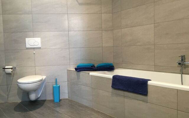 Beautiful Lake-view Apartment