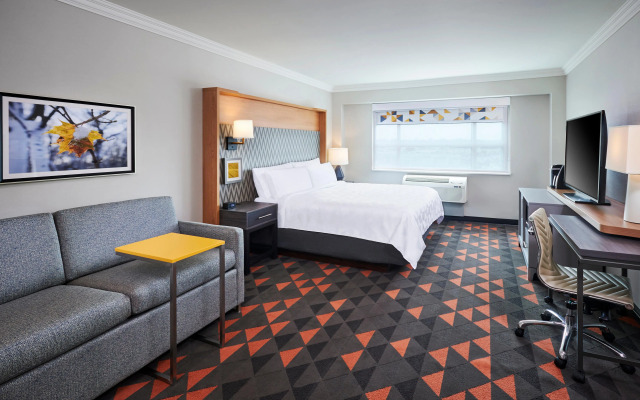 Holiday Inn Hotel & Suites Oakville @ Bronte by IHG