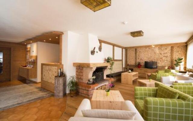 Adria Garni B&B Residence Corvara