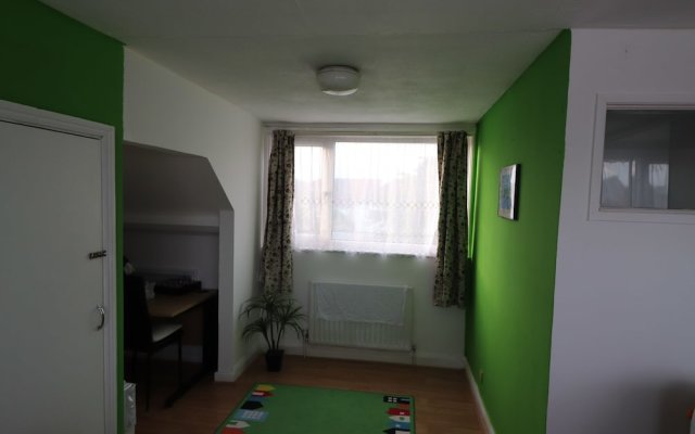 A Bright Massive Studio Room Near Wembley