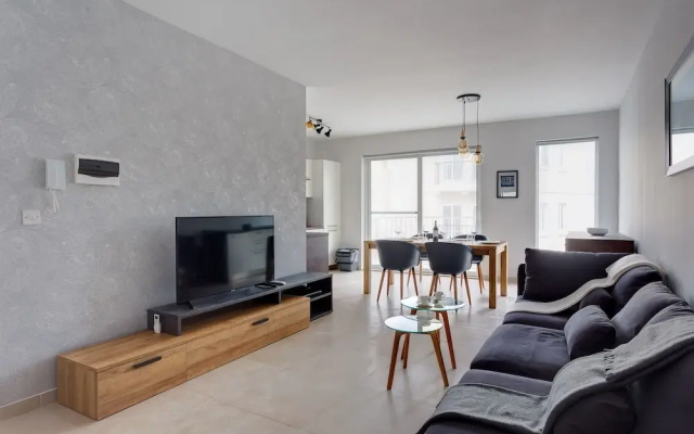 Brand New Designer Finished Apartment, Central Location