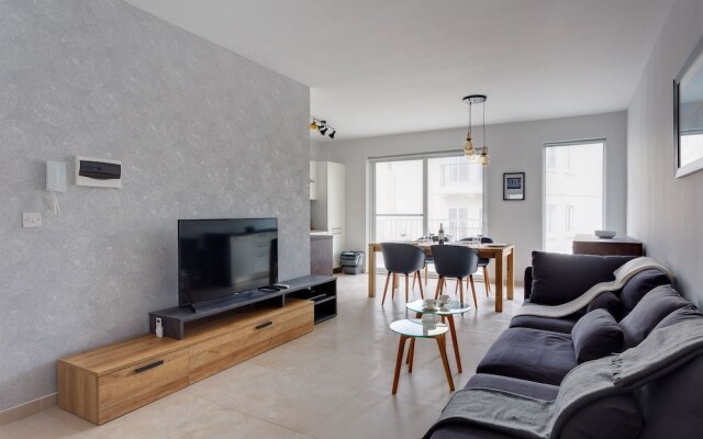 Brand New Designer Finished Apartment, Central Location