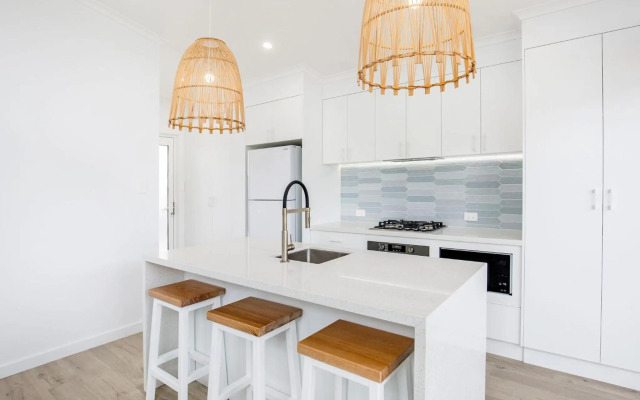 Unwind - Pet Friendly - 1 Min Walk to Beach