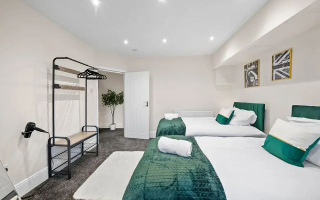 Large 5 Bedroom-free Parking-great Transport Links