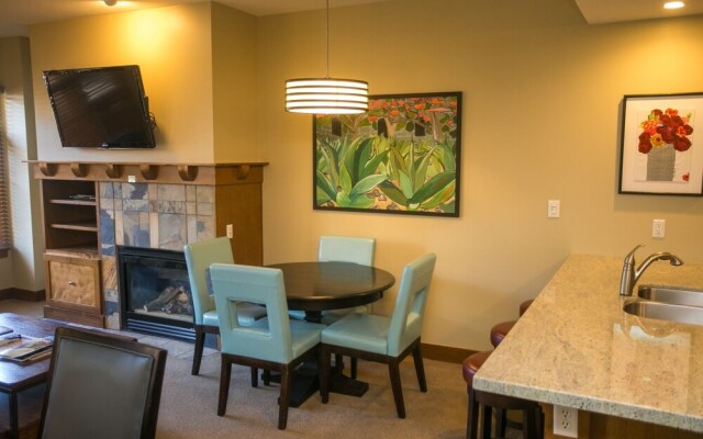 Fully Equipped in the Heart of Canyons Village by RedAwning