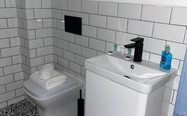 New! Stunning 1 bed Apt in West End