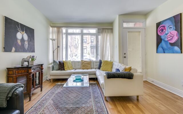 Newly Decorated 2BR Yorkville Home