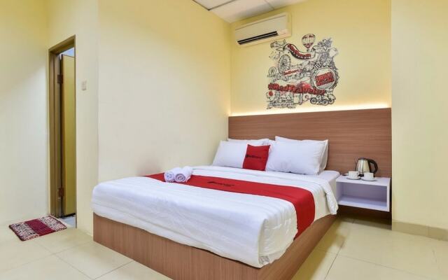 RedDoorz Plus near TIS Square