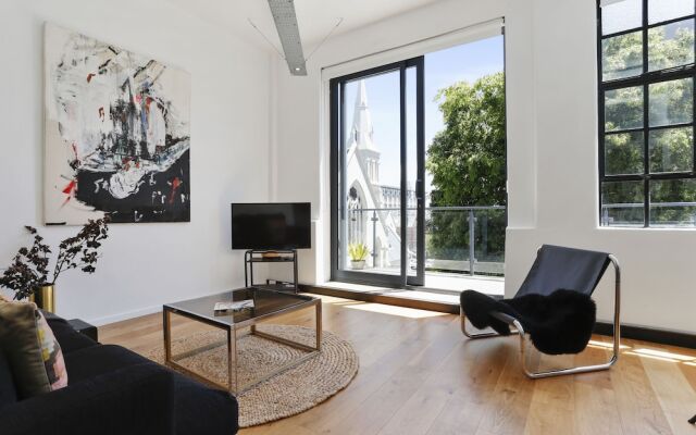 Gorgeous Designer 2 Bedroom in CBD