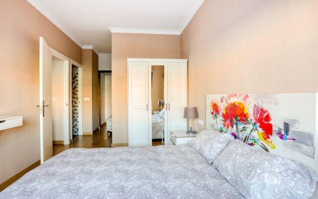 Snug Apartment in Sevilla near Plaza del Cabildo