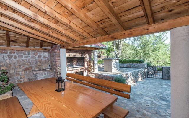 Cozy Holiday Home With Garden in Starigrad