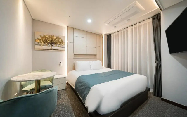 Griffin Bay Hotel