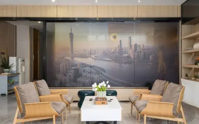 Locals Hotel (Guangzhou Sports Center Linhexi Metro Station)