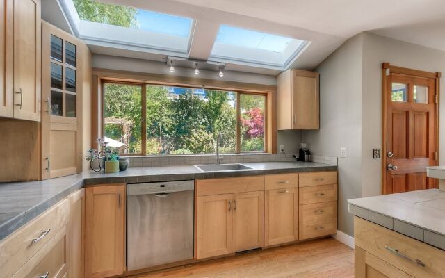 Lovely Laurelhurst - Music Room & Sunny Yard 3 Bedroom Home