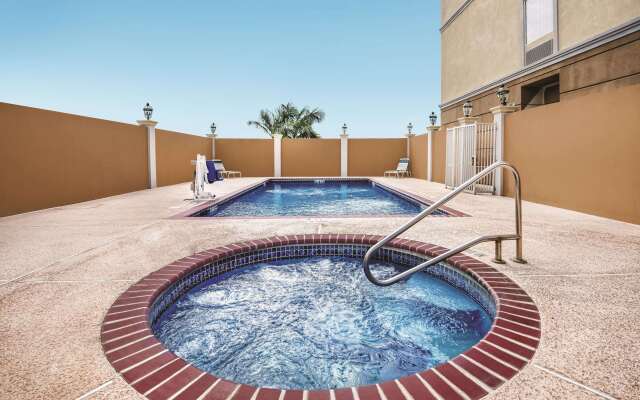 La Quinta Inn & Suites by Wyndham Mercedes Outlet Mall