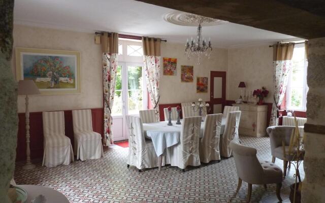 Le Manoir Aux Douves