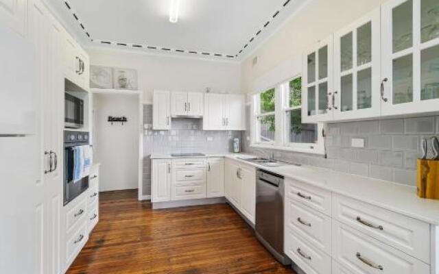 Shellseekers, 4 Hodgson Street