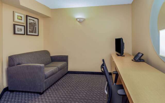 La Quinta Inn & Suites by Wyndham Naples Downtown
